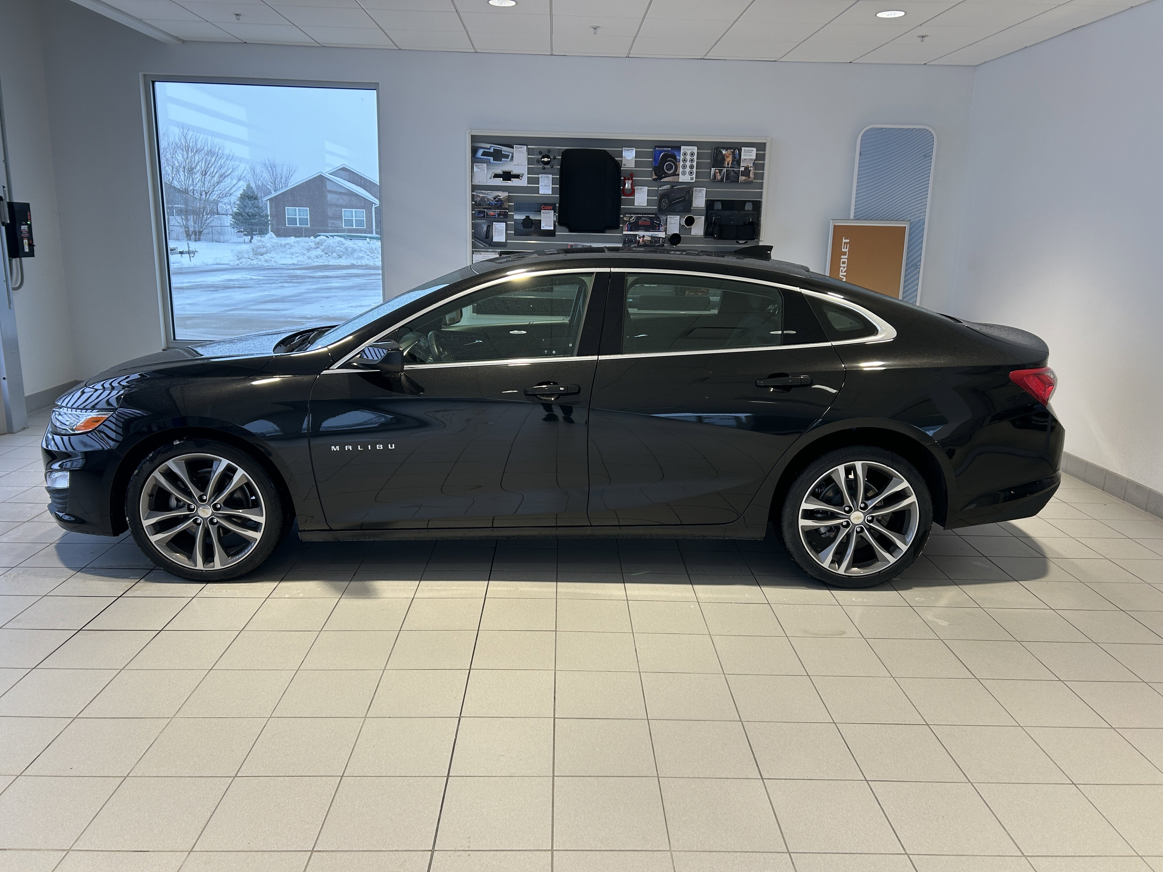 Used 2024 Chevrolet Malibu LT image 2