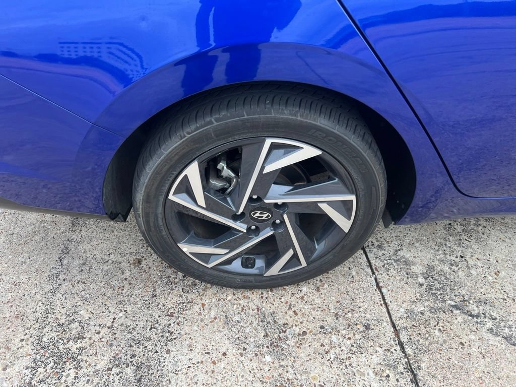 Used 2024 Hyundai Elantra Limited FWD image 16