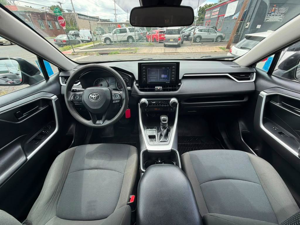 Used 2022 Toyota RAV4 LE AWD/4WD image 19