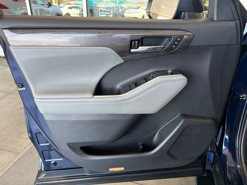 Used 2022 Toyota Highlander Platinum AWD/4WD image 18