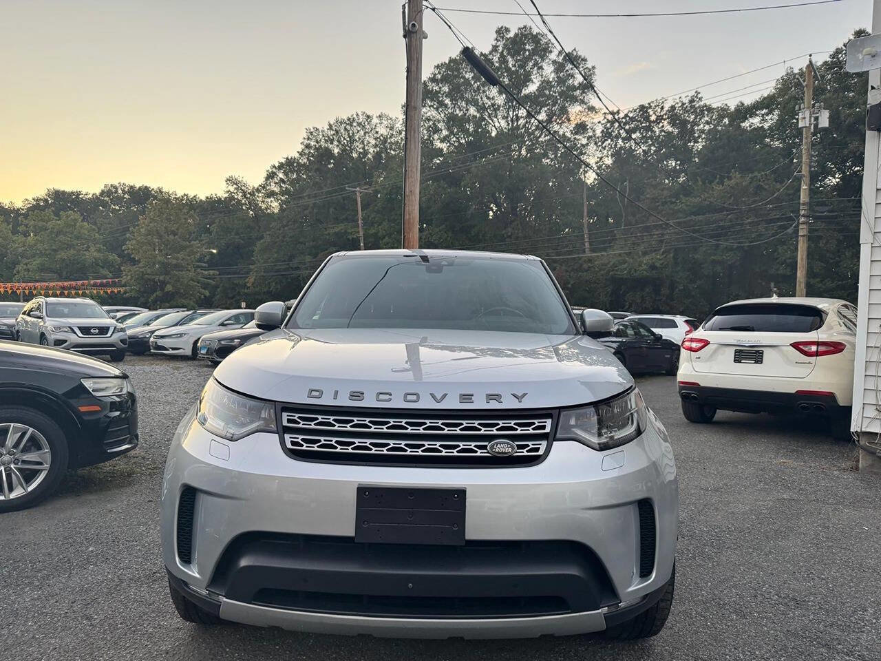Used 2017 Land Rover Discovery HSE image 2