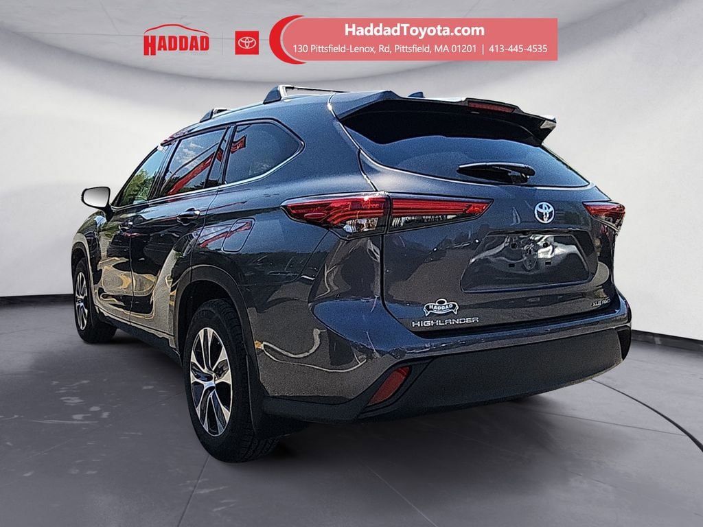 Used 2022 Toyota Highlander XLE AWD/4WD image 3