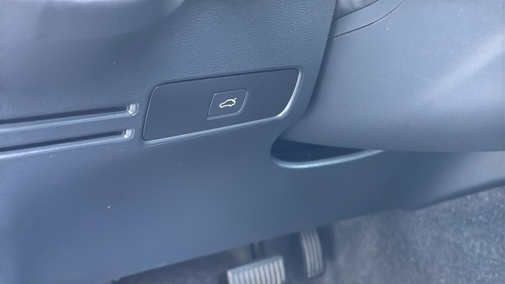 Certified 2026 Volvo XC40 B5 Plus AWD/4WD image 15