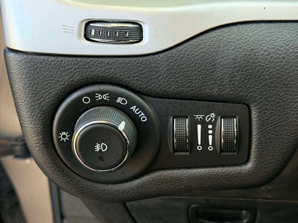 Used 2017 Jeep Cherokee Limited AWD/4WD image 25