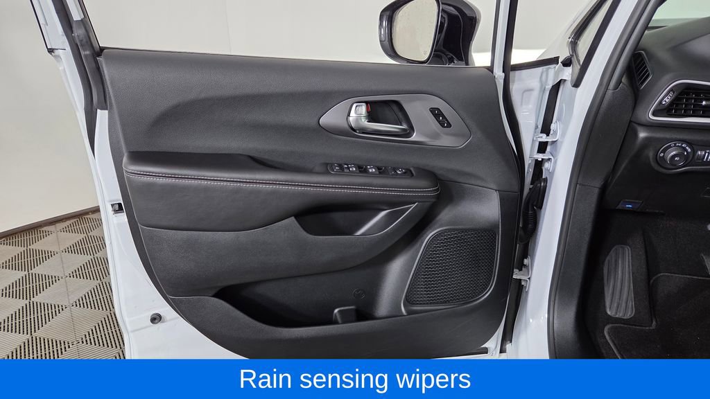 Used 2026 Chrysler Pacifica Select image 14