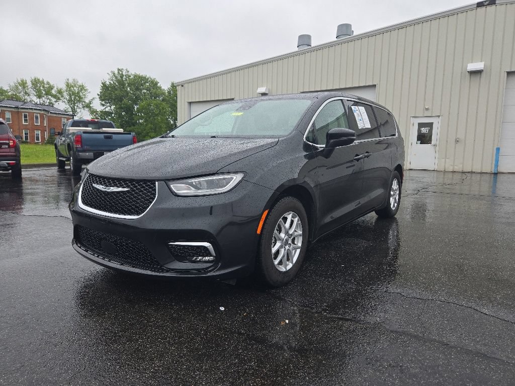Used 2023 Chrysler Pacifica Touring-L FWD image 3