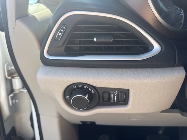 Used 2022 Chrysler Voyager LX FWD image 16