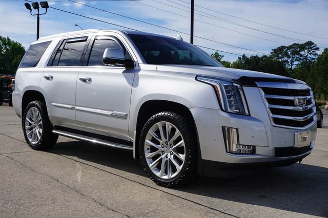 Used 2018 Cadillac Escalade Luxury AWD/4WD image 2