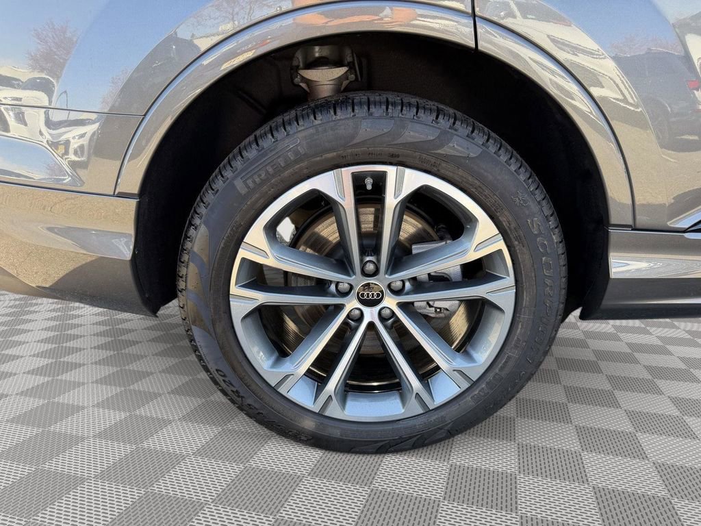 Used 2025 Audi Q7 2.0T Premium w/ Convenience Plus Package AWD/4WD image 11