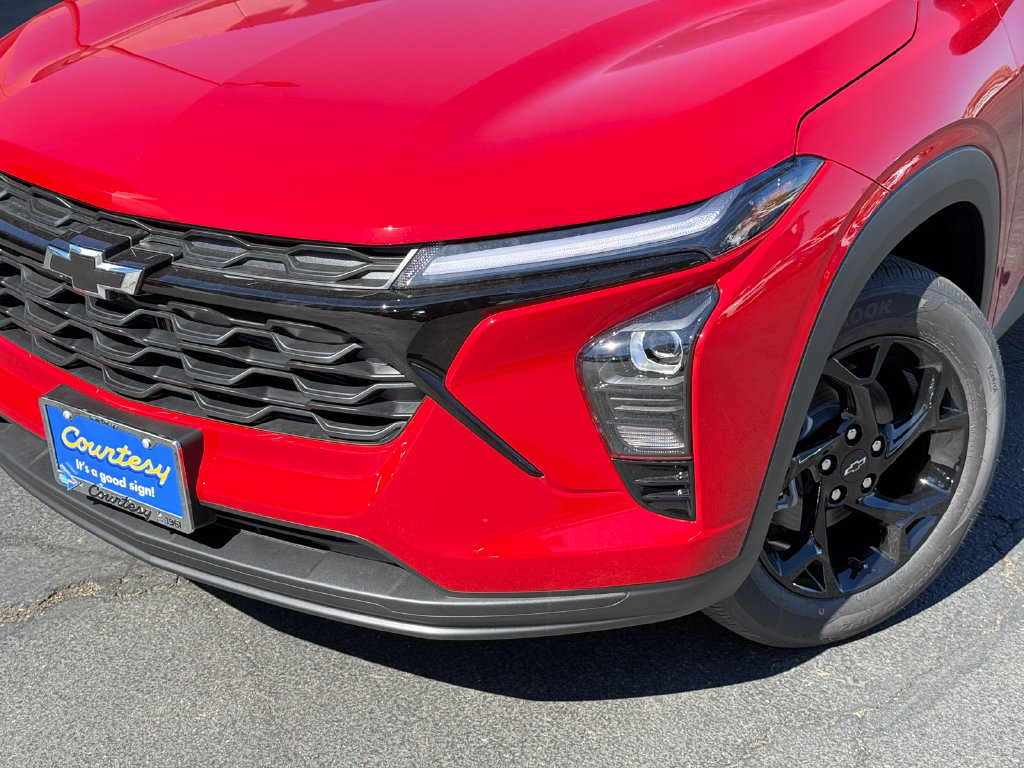 New 2026 Chevrolet Trax LT w/ Midnight Edition FWD image 3