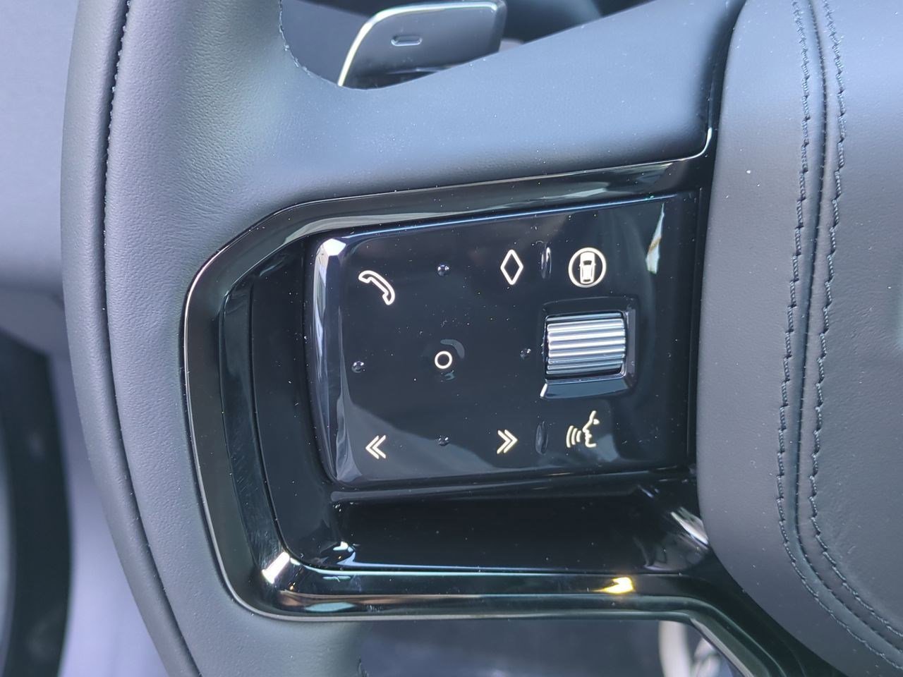 New 2025 Land Rover Range Rover Velar Dynamic SE image 8