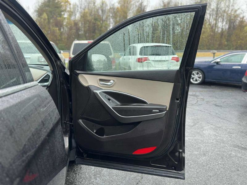 Used 2017 Hyundai Santa Fe SE AWD/4WD image 14