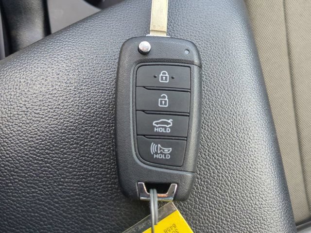 Used 2025 Hyundai Elantra SE FWD image 24