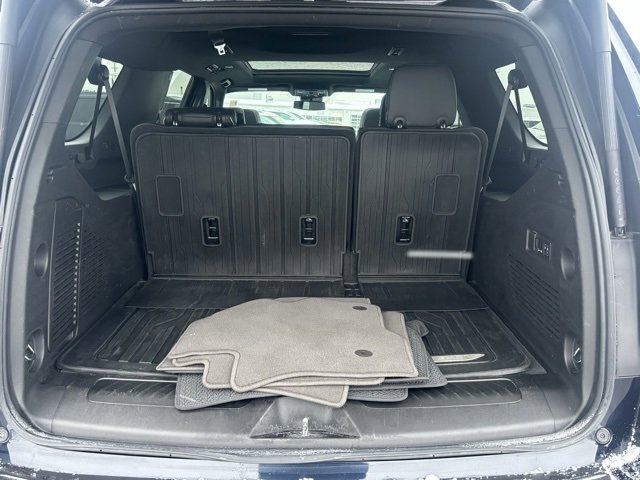 Used 2023 GMC Yukon XL SLT w/ SLT Premium Package image 9