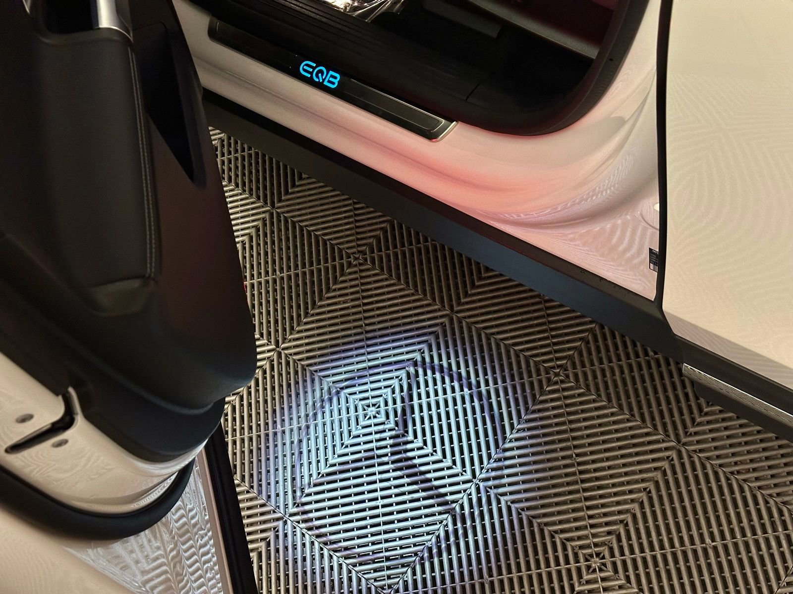 Used 2024 Mercedes-Benz EQB 300 4MATIC image 19