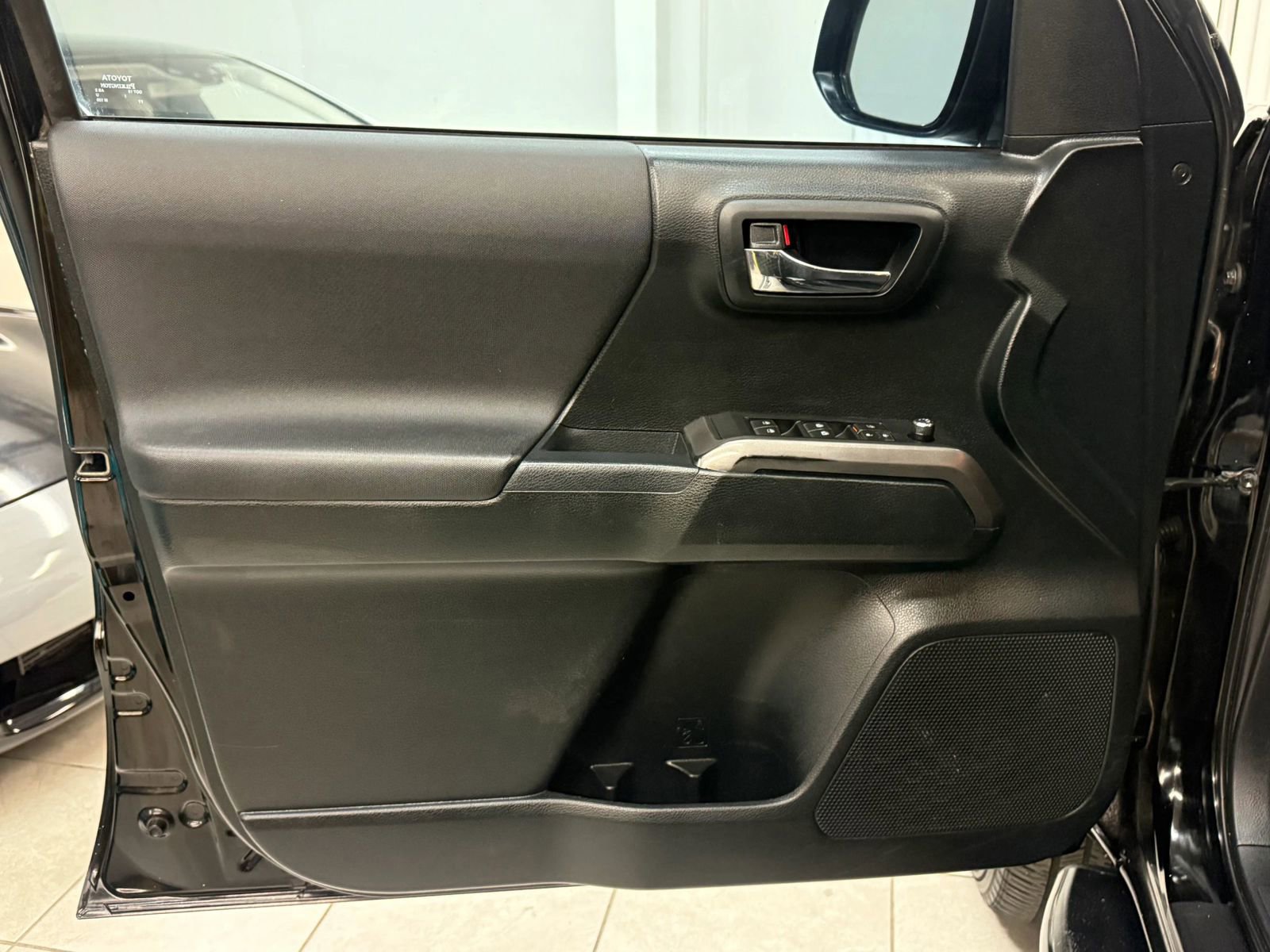 Used 2017 Toyota Tacoma TRD Sport image 13