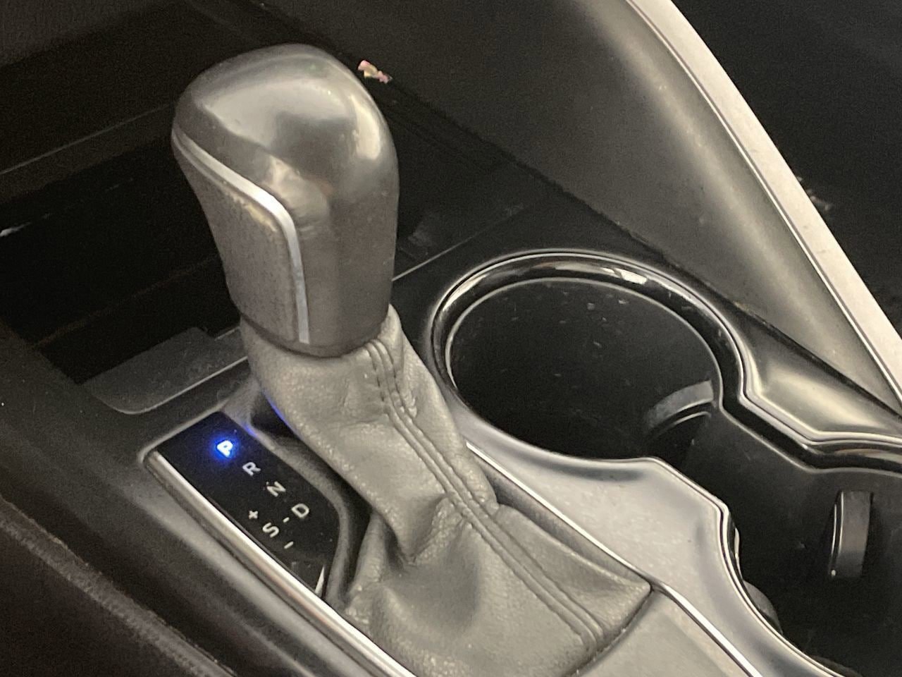 Used 2020 Toyota Camry SE FWD image 16