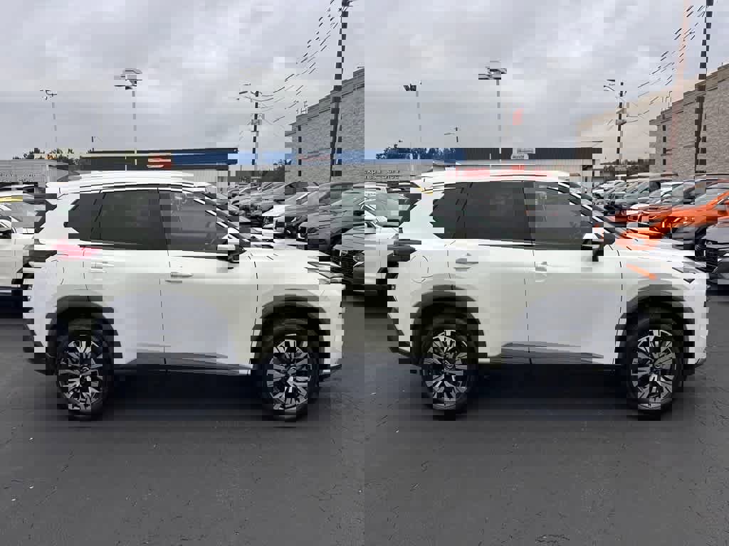 Used 2021 Nissan Rogue SV image 2