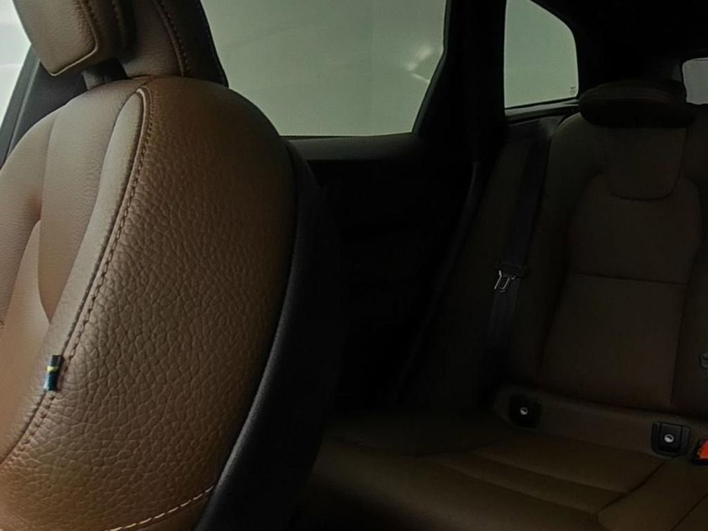 Used 2024 Volvo XC60 B5 Plus w/ Protection Package Premier image 24