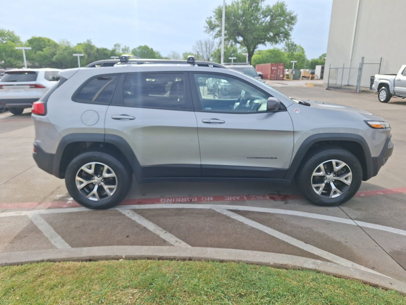 Used 2017 Jeep Cherokee Trailhawk AWD/4WD image 7