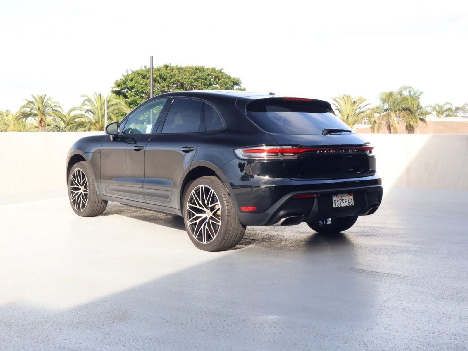 Certified 2024 Porsche Macan image 3