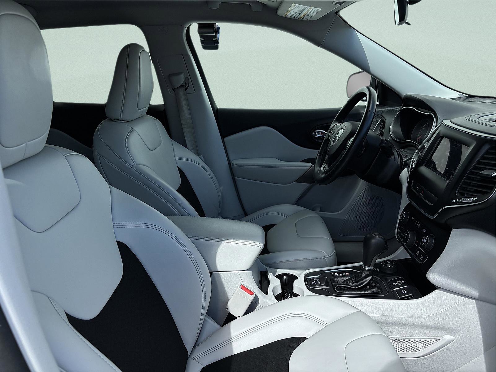 Used 2020 Jeep Cherokee Latitude Plus w/ Cold Weather Group AWD/4WD image 35