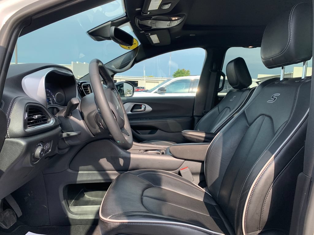 Used 2025 Chrysler Pacifica Limited FWD image 15