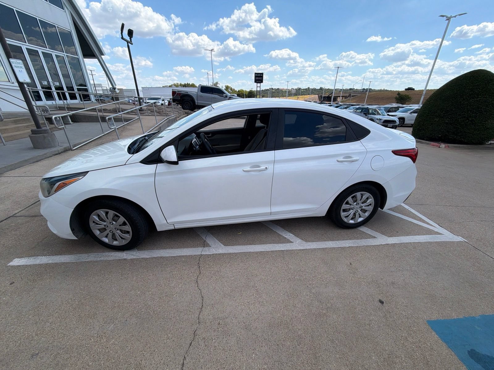 Used 2020 Hyundai Accent SE w/ Cargo Package FWD image 2