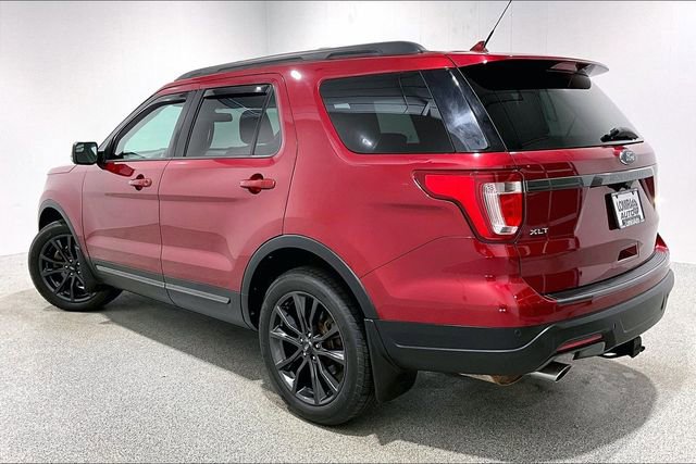 Used 2018 Ford Explorer XLT w/ XLT Appearance Package image 4