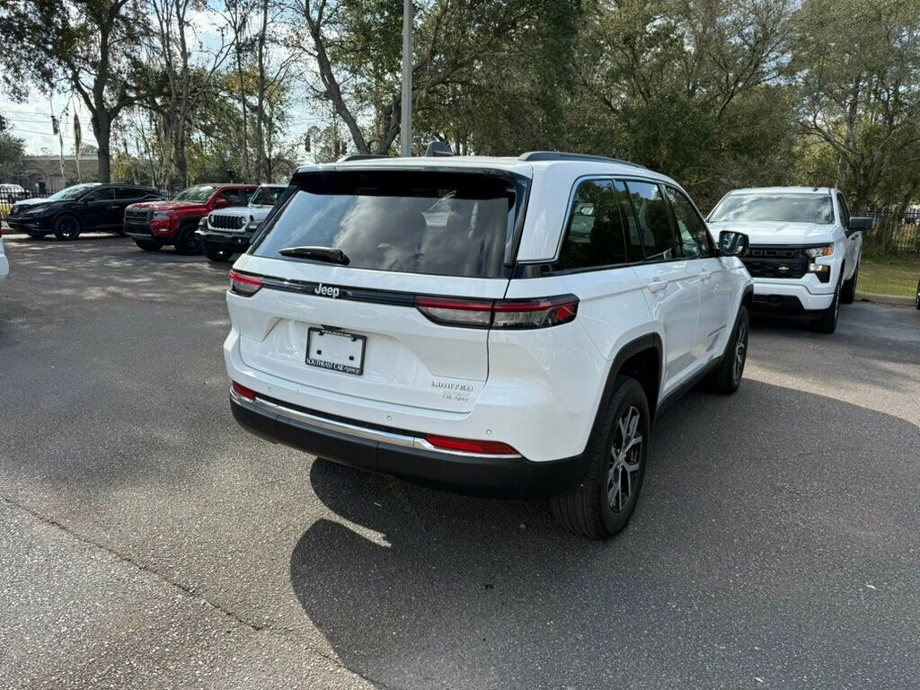 Used 2024 Jeep Grand Cherokee Limited image 11