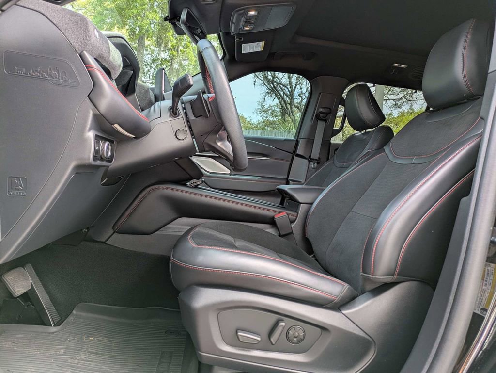 Used 2025 Ford Explorer ST image 2