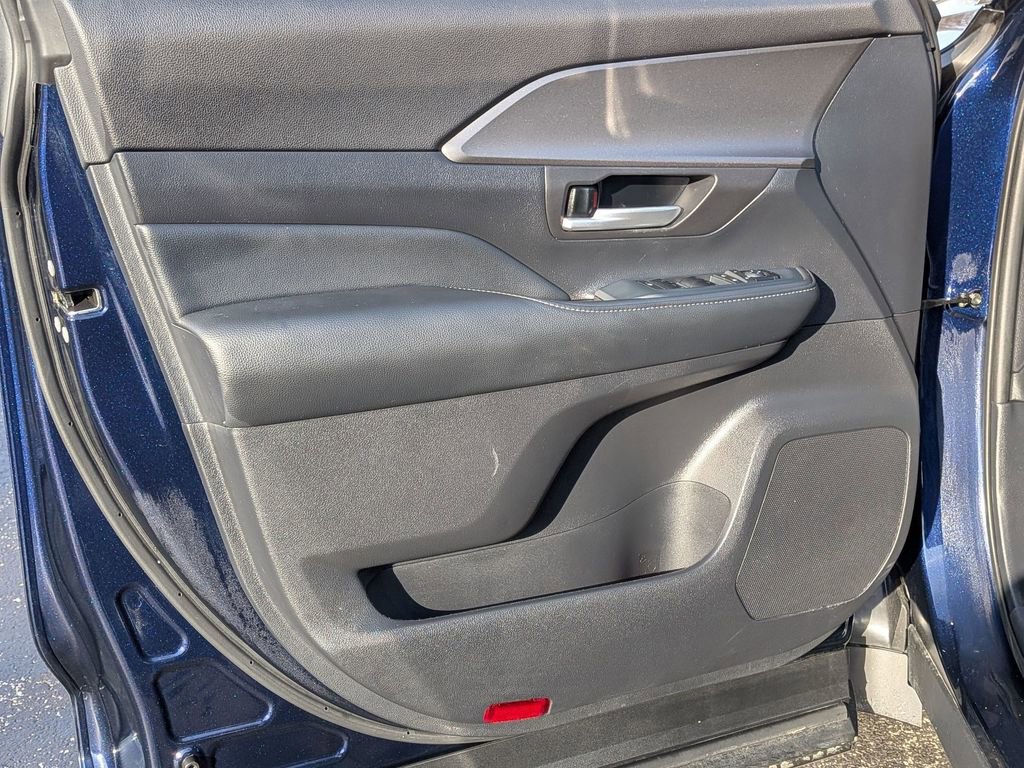 Used 2025 Toyota Grand Highlander AWD image 9