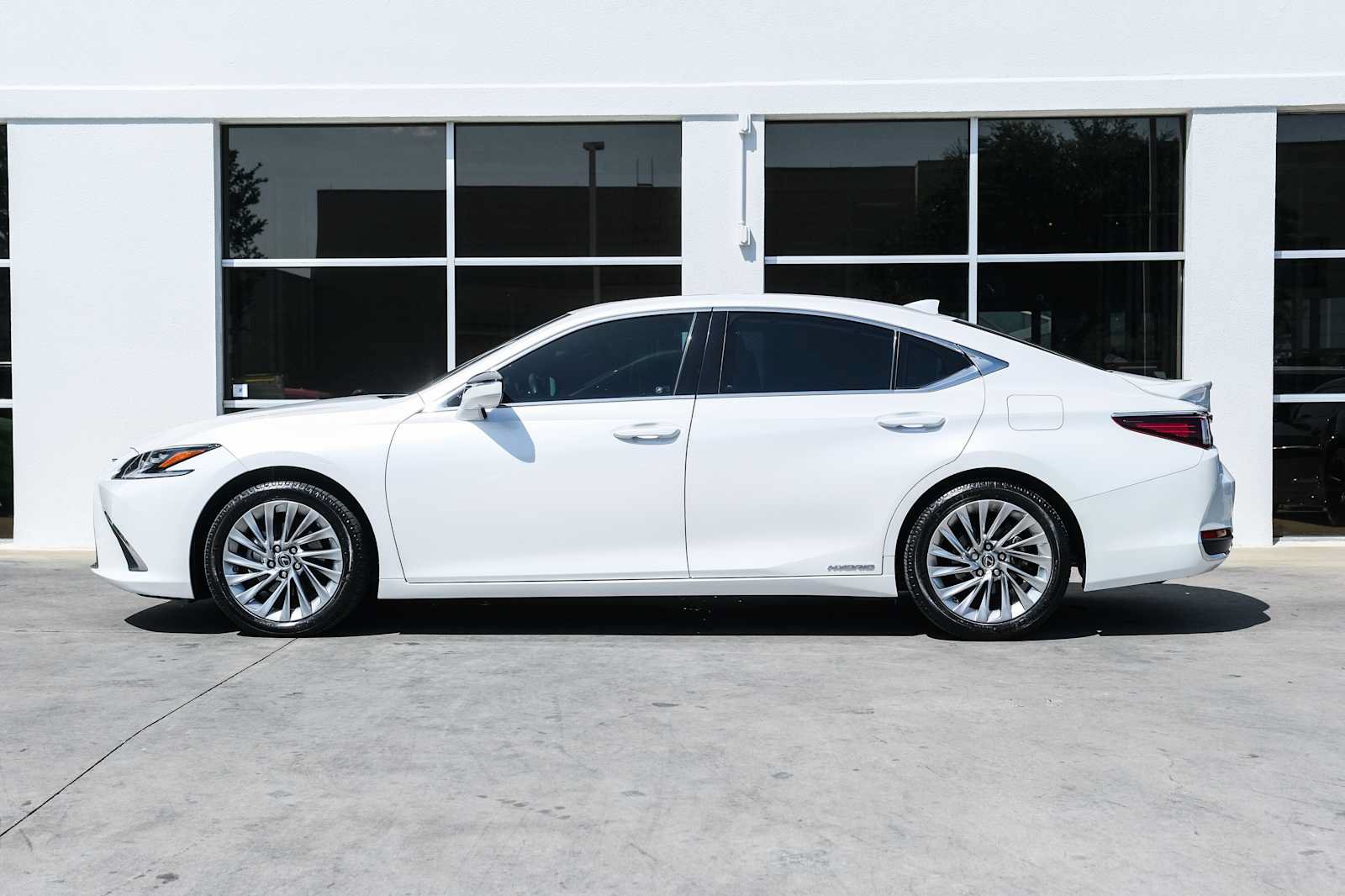 Used 2022 Lexus ES 300h Ultra Luxury w/ Accessory Package 2 FWD image 18
