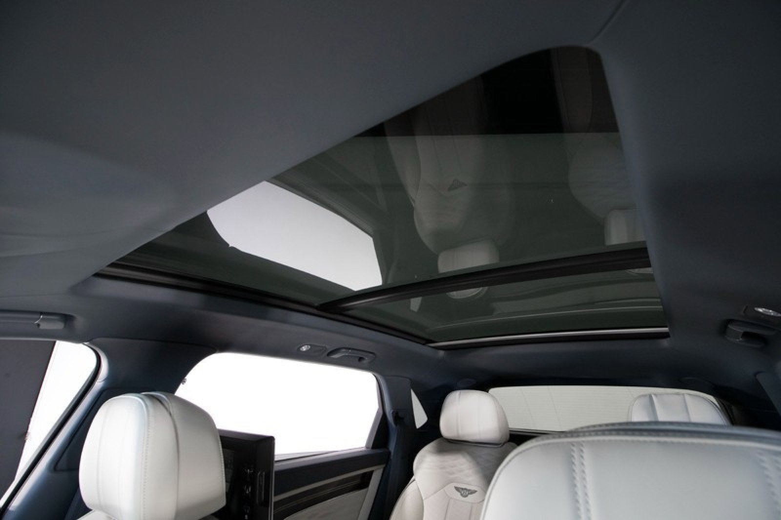 Used 2023 Bentley Bentayga Extended Wheelbase image 39