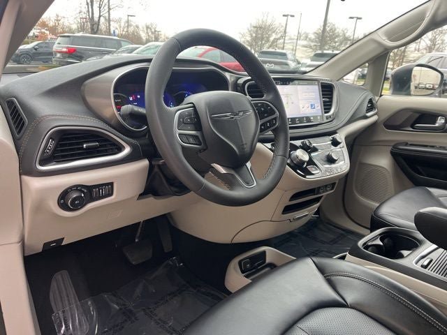Used 2023 Chrysler Pacifica Touring-L image 23