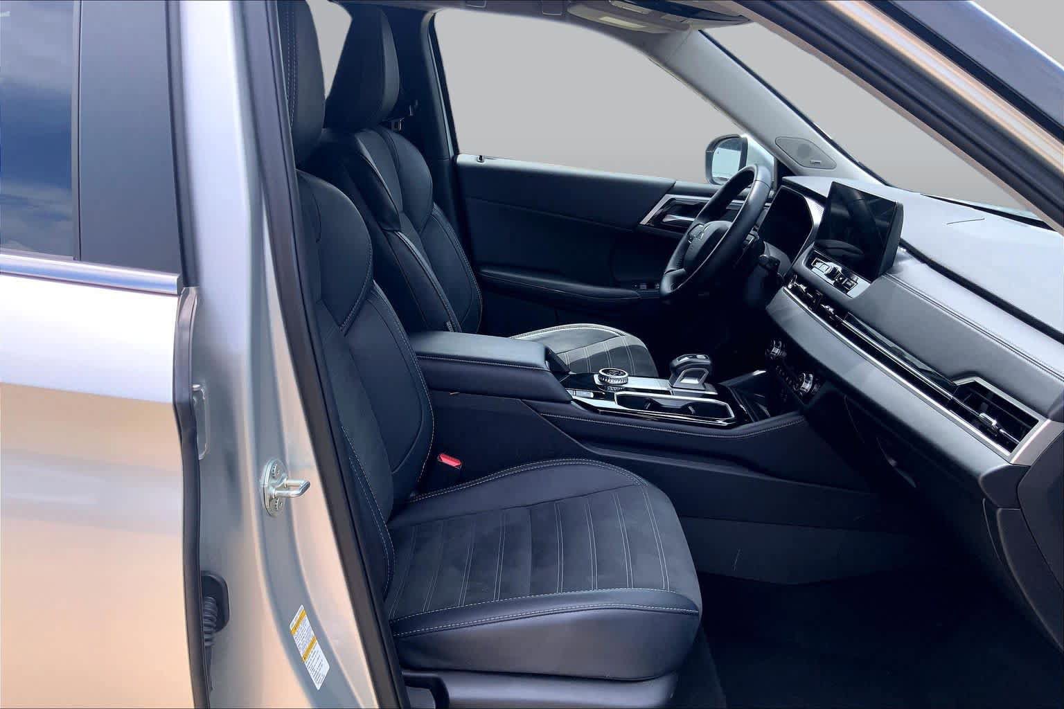 Used 2025 Mitsubishi Outlander SE FWD image 9