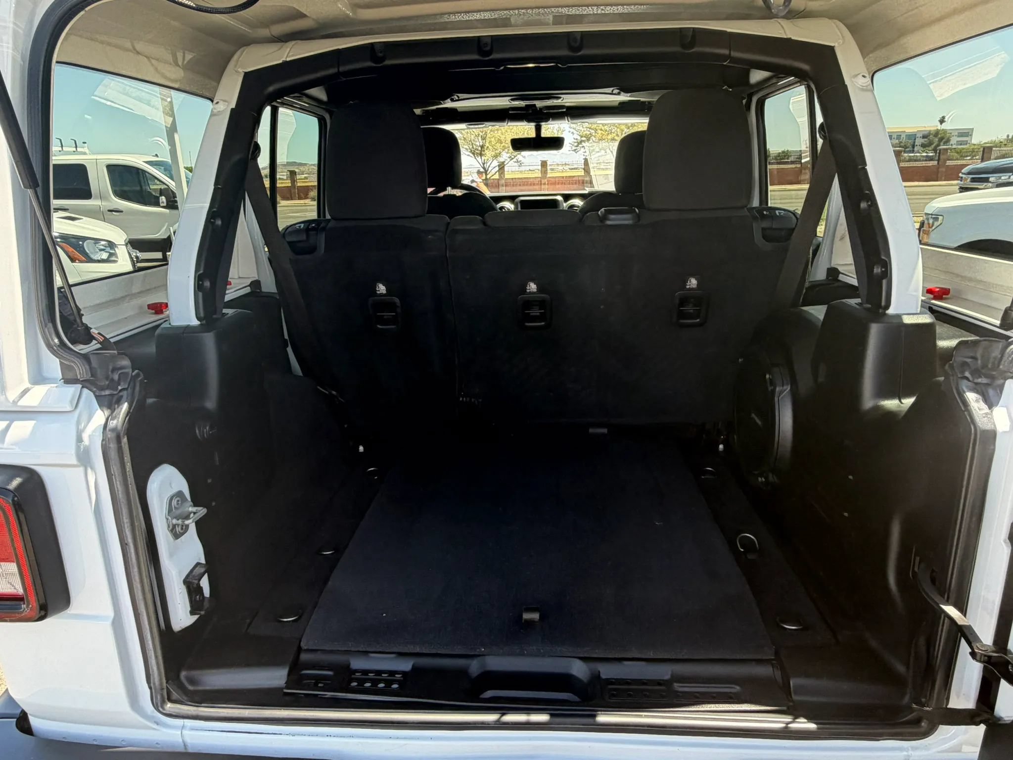 Used 2018 Jeep Wrangler Unlimited Sahara w/ Uconnect 4C Nav & Sound Group AWD/4WD image 18