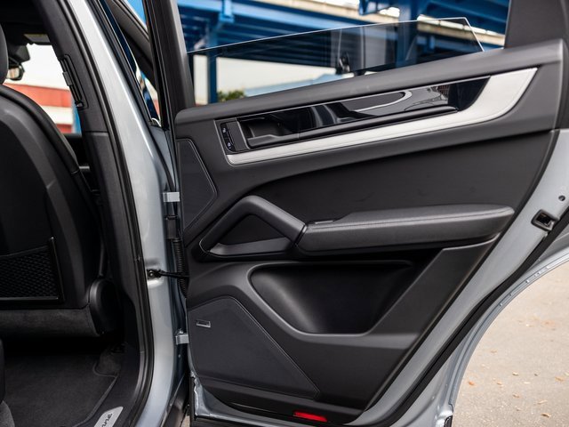 Used 2025 Porsche Cayenne image 39