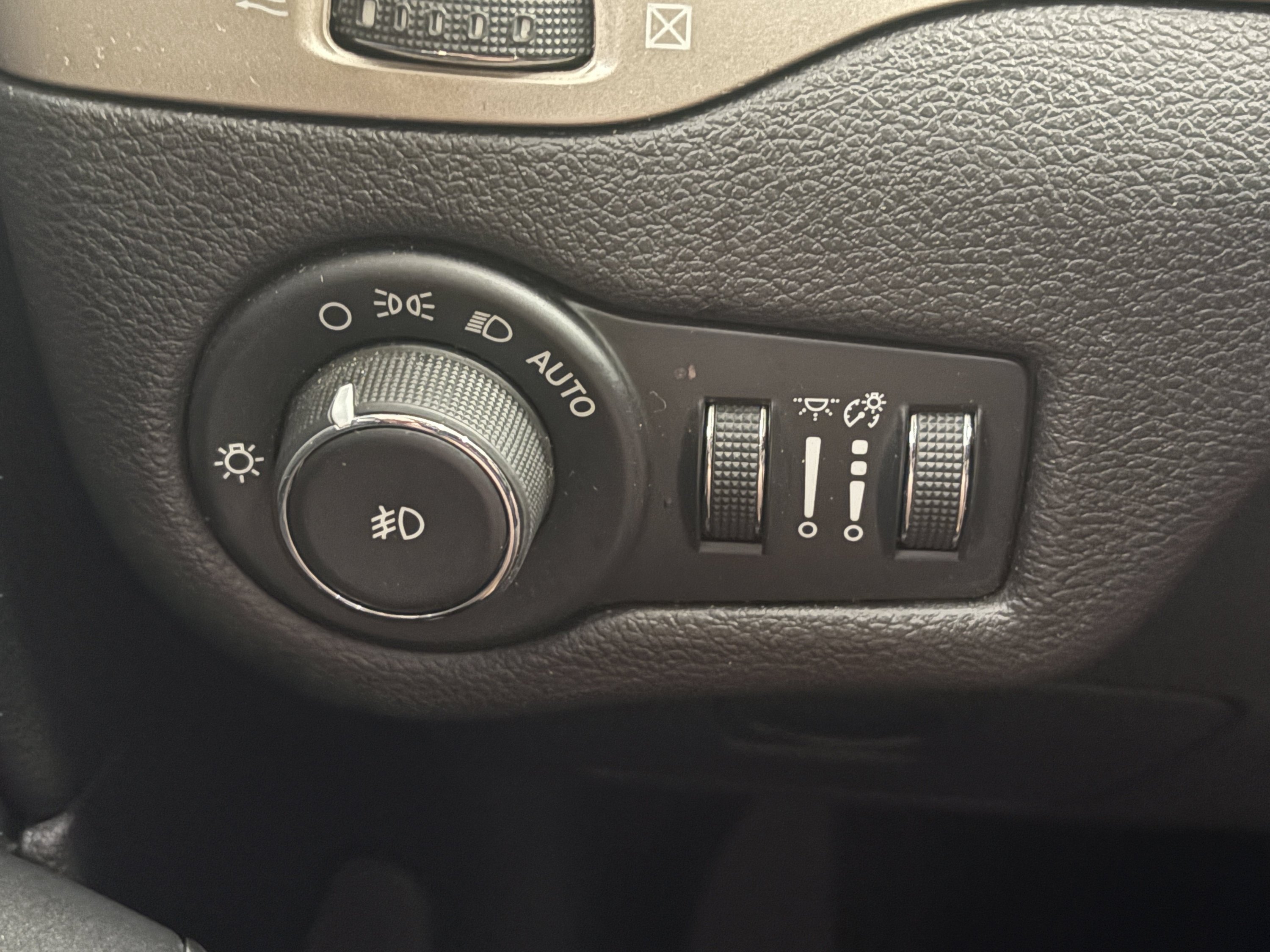 Used 2017 Jeep Cherokee Latitude w/ Cold Weather Group AWD/4WD image 18