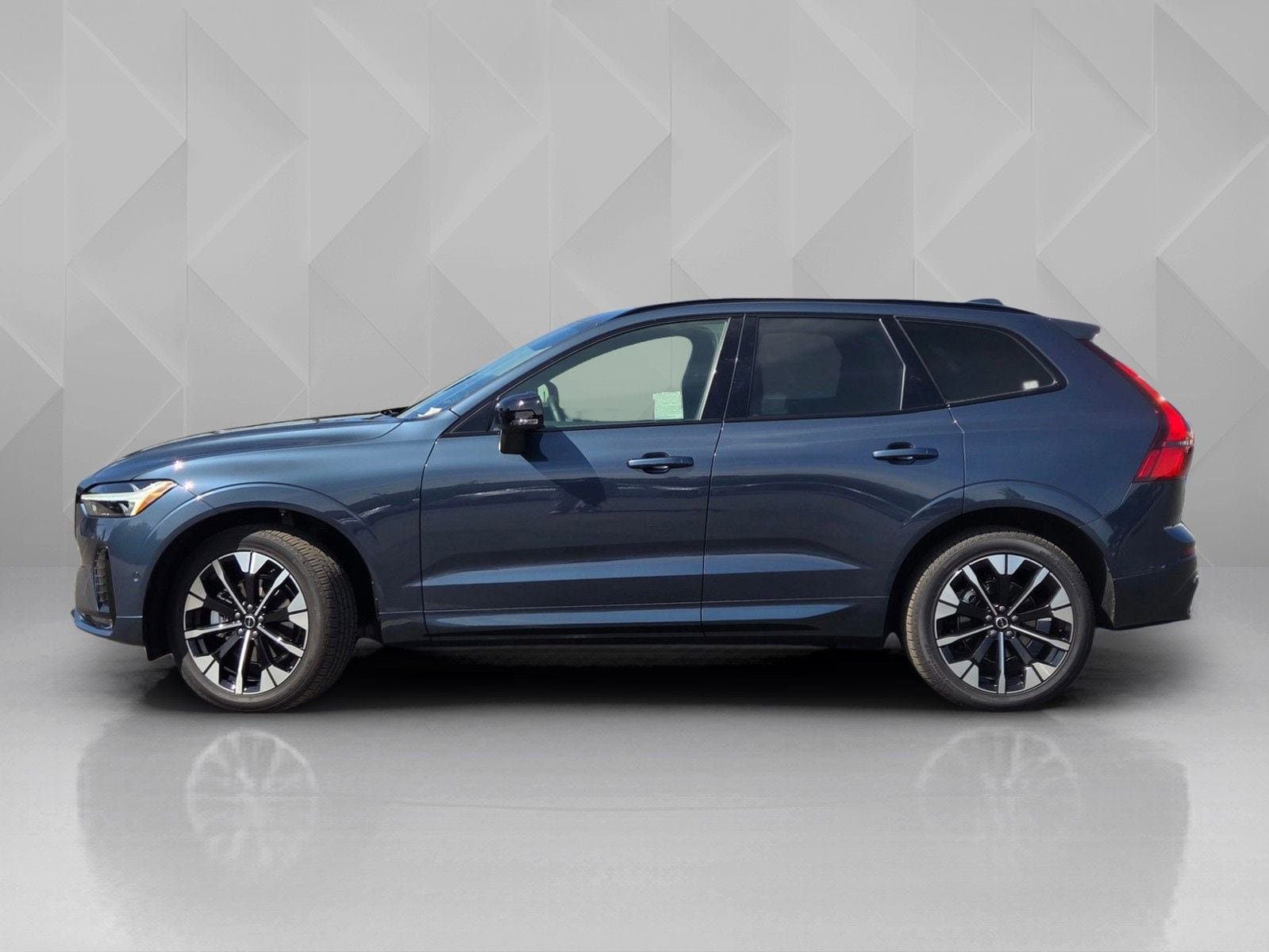 Used 2026 Volvo XC60 B5 Plus w/ Protection Package Premier AWD/4WD image 3