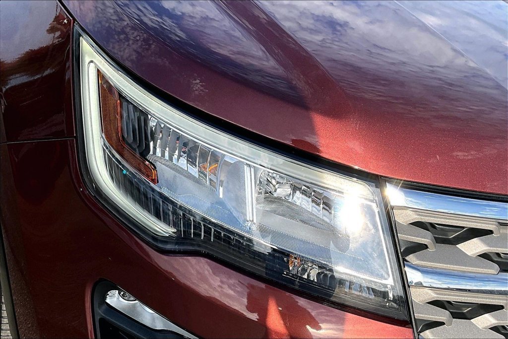 Used 2018 Ford Explorer XLT w/ Equipment Group 202A AWD/4WD image 31