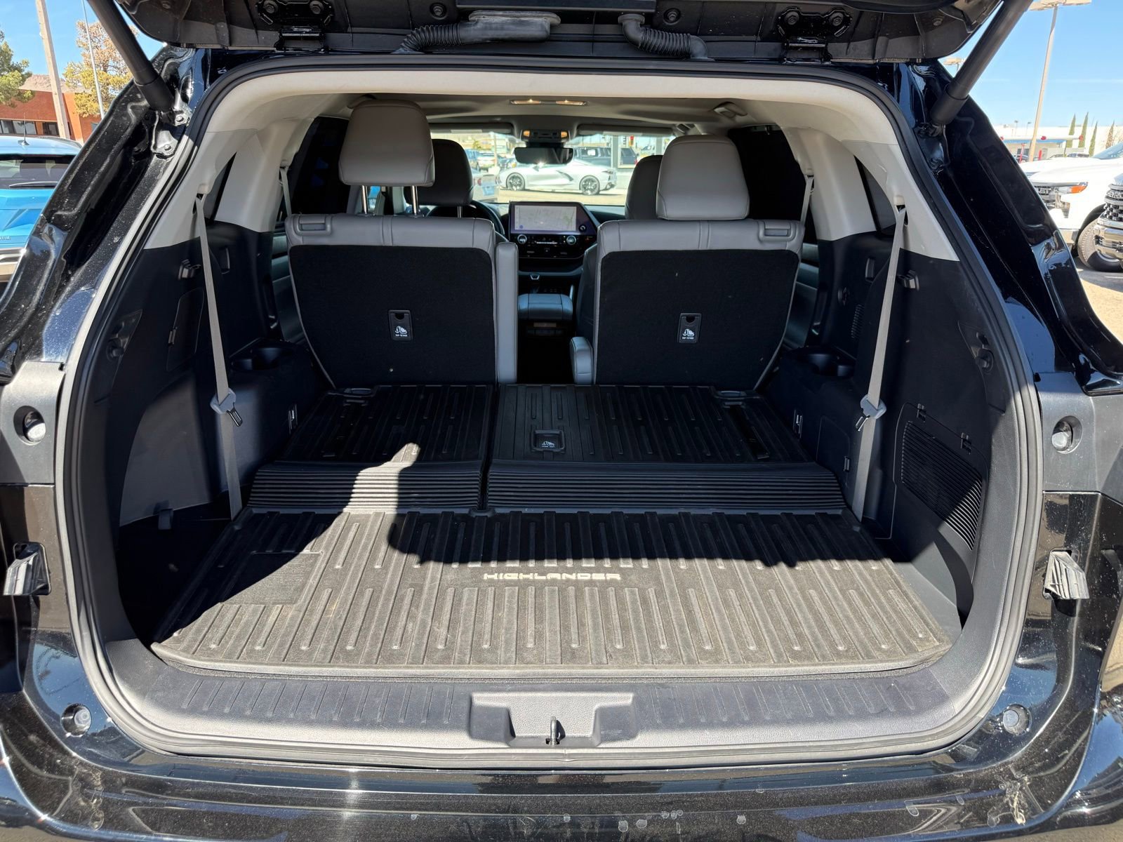 Used 2024 Toyota Highlander XLE AWD/4WD image 44