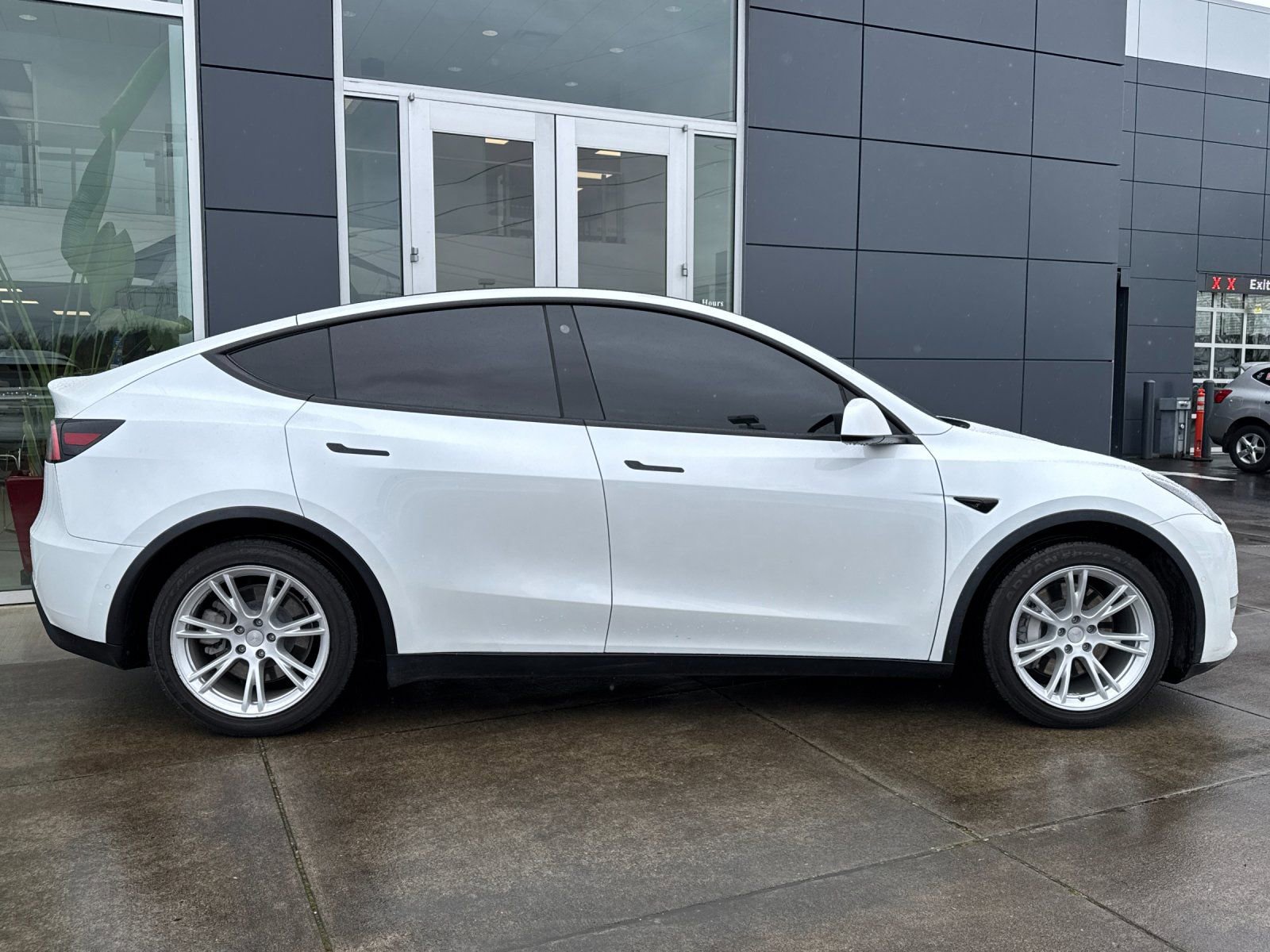 Used 2021 Tesla Model Y Long Range AWD/4WD image 2