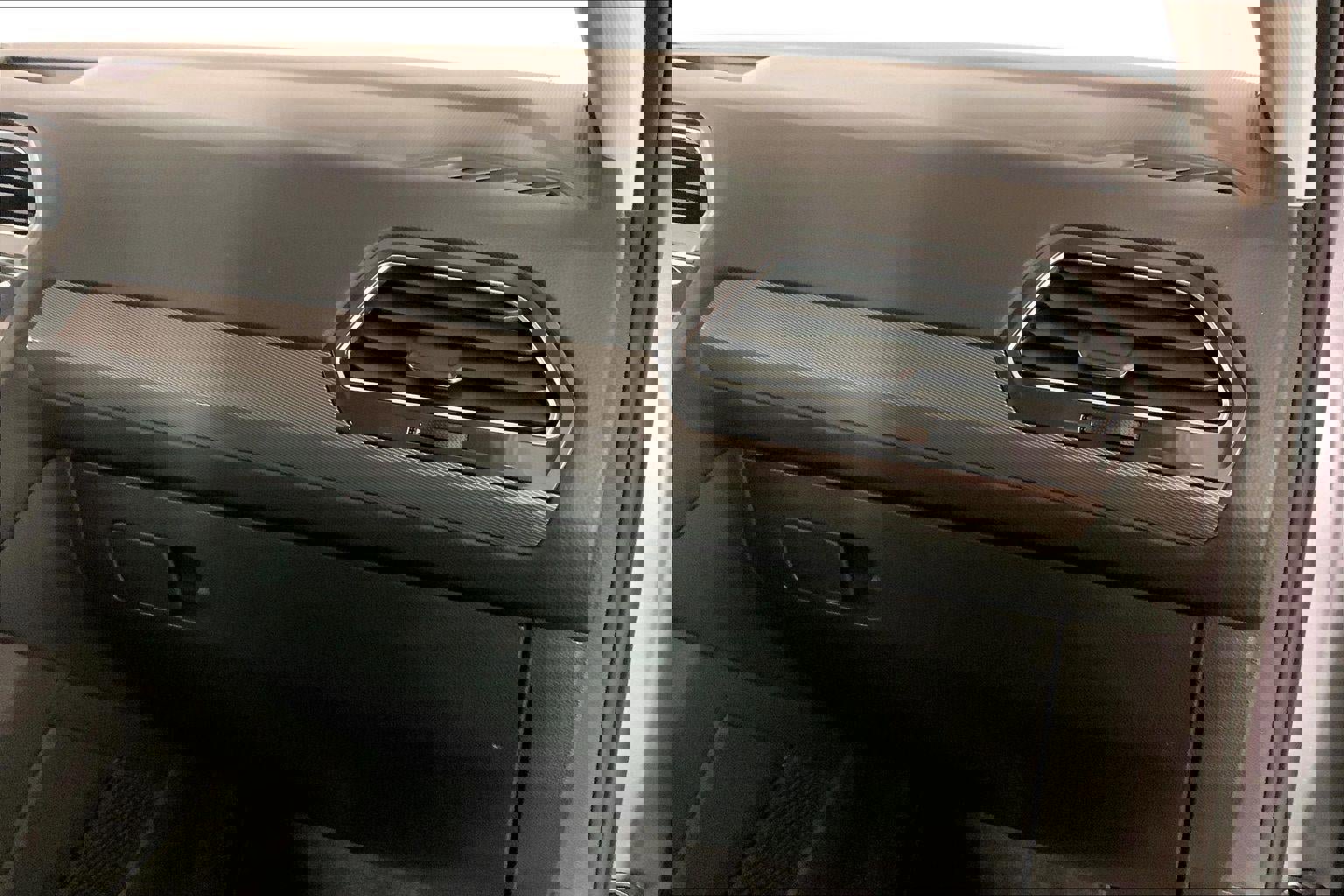 Used 2023 Volkswagen Tiguan SE w/ Panoramic Sunroof Package image 16