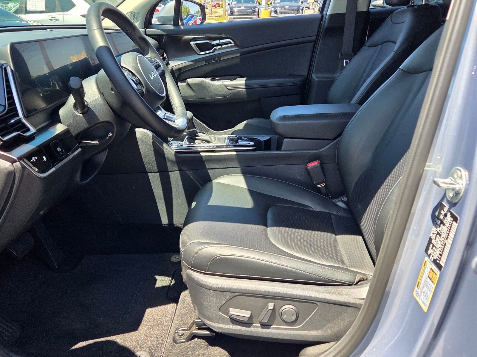 Used 2025 Kia Sportage EX FWD image 5