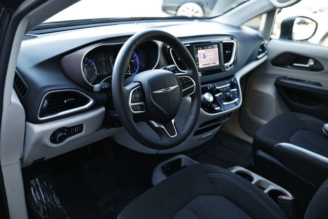 Used 2022 Chrysler Voyager LX image 17