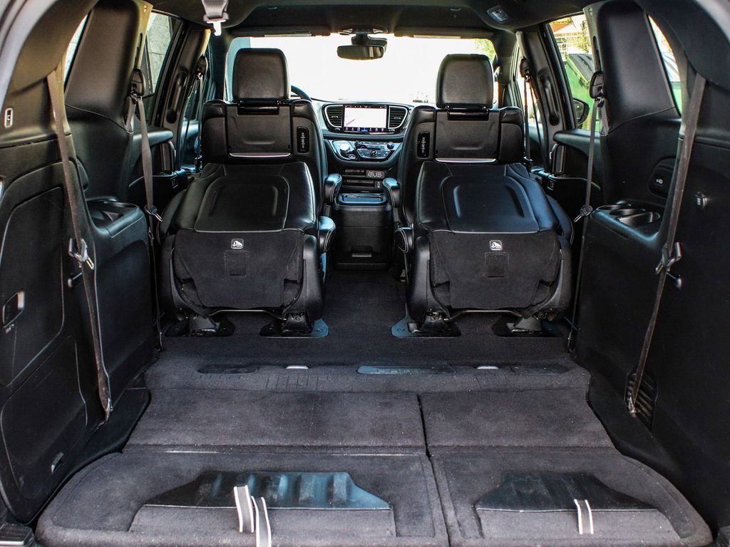 Used 2022 Chrysler Pacifica Touring-L w/ Uconnect Theater Family Group image 45
