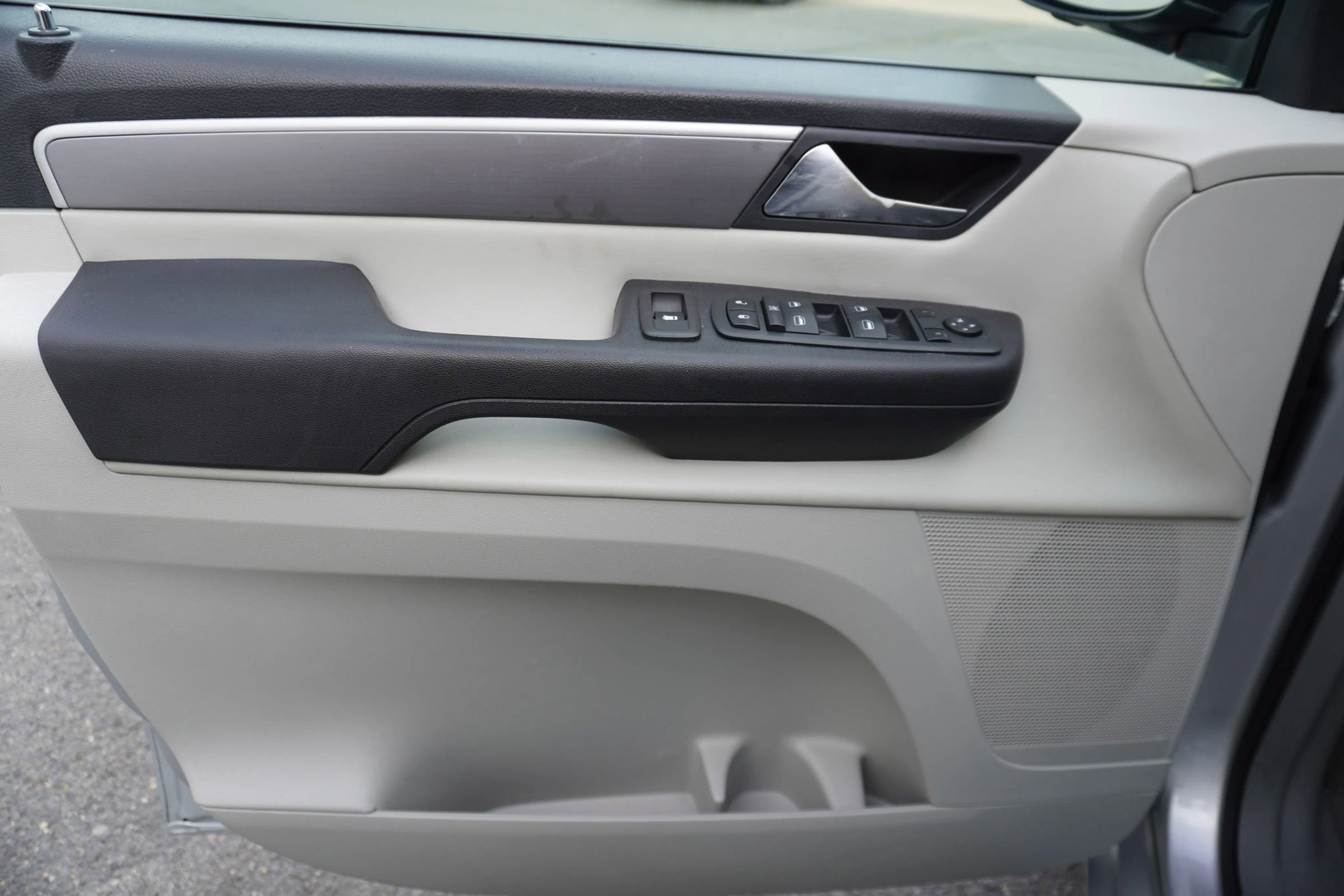 Used 2012 Volkswagen Routan SE FWD image 27