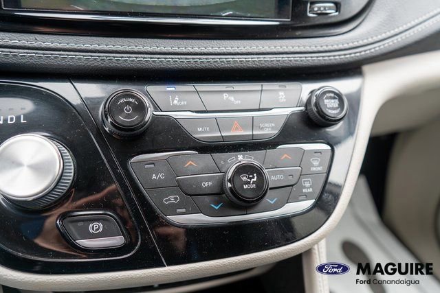 Used 2021 Chrysler Pacifica Limited w/ Uconnect Theater Family Group image 33