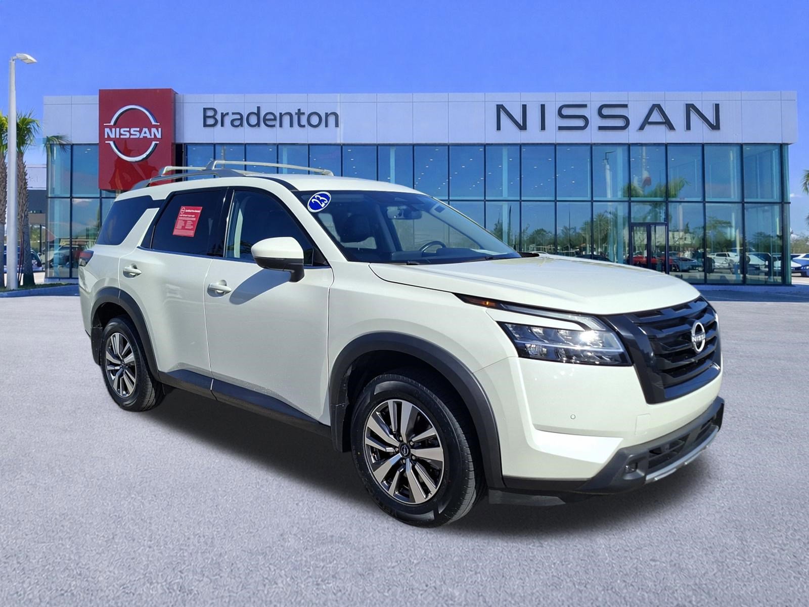 Used 2023 Nissan Pathfinder SL w/ Lighting Package (N92) image 3